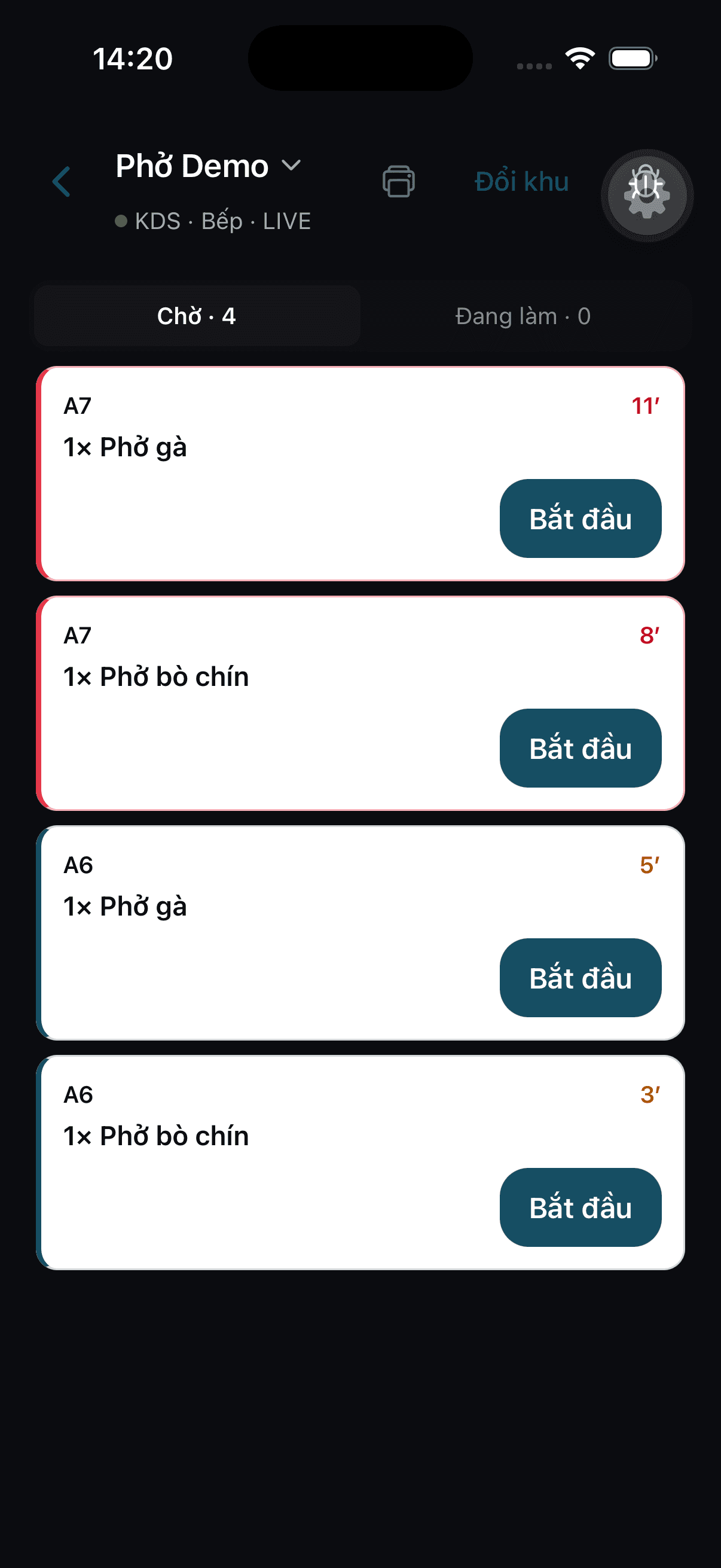 Màn hình bếp KDS hiển thị các vé món theo bàn với bộ đếm thời gian chờ