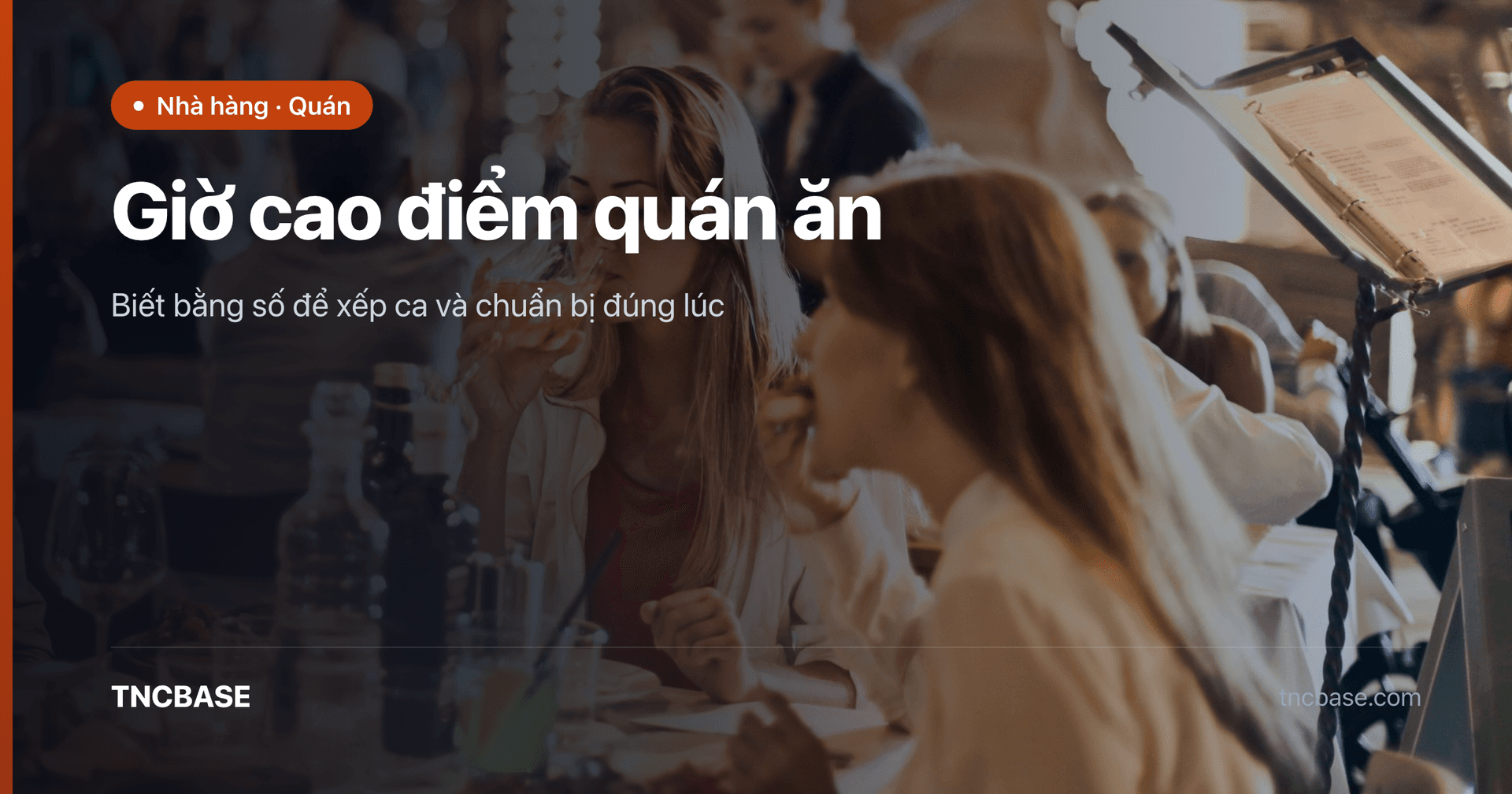 Nhân viên phục vụ quán ăn giờ cao điểm đông khách